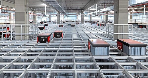 Breuninger hat sein Logistikzentrum in Sachsenheim in der Vergangenheit großflächig ausgebaut. Breuninger hat sein Logistikzentrum in Sachsenheim in der Vergangenheit großflächig ausgebaut.