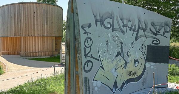 Nicht nur der Jugendtreff (im Hintergrund), sondern auch eine Spraywand wurde mit S-21-Materialien gebaut Nicht nur der Jugendtreff (im Hintergrund), sondern auch eine Spraywand wurde mit S-21-Materialien gebaut