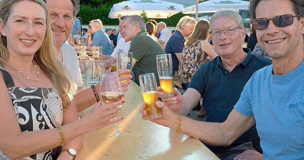 Laue Temperaturen haben viele Menschen zum Auftakt der Brautage auf den Rathaushof gebracht. Laue Temperaturen haben viele Menschen zum Auftakt der Brautage auf den Rathaushof gebracht.