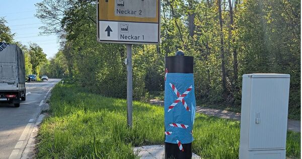 Der stationäre Blitzer wurde auffällig abgeklebt. Wenige Meter dahinter stand im Gebüsch ein mobiles Gerät zur Geschwindigkeitsm Der stationäre Blitzer wurde auffällig abgeklebt. Wenige Meter dahinter stand im Gebüsch ein mobiles Gerät zur Geschwindigkeitsmessung.