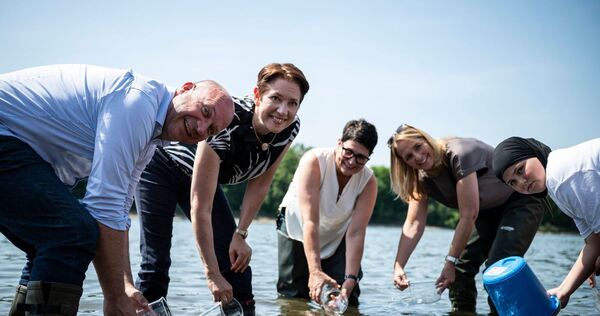 "Maifischbesatz" zur Wiederansiedlung des Maifischs im Rhein "Maifischbesatz" zur Wiederansiedlung des Maifischs im Rhein