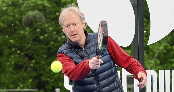 Wie Tennis – nur anders: LKZ-Redakteur Philipp Schneider auf der Anlage des SKV Eglosheim. Zwei Courts gibt es hier schon, ein d Wie Tennis – nur anders: LKZ-Redakteur Philipp Schneider auf der Anlage des SKV Eglosheim. Zwei Courts gibt es hier schon, ein dritter kommt nach den Pfingstferien hinzu.