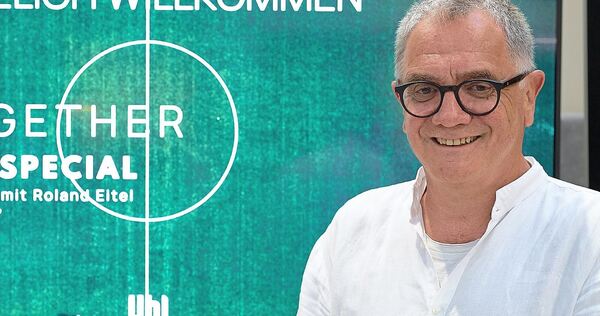 Interessante Einblicke in die Fußballwelt hat Roland Eitel am Donnerstagabend 150 Interessierten gegeben. Videos mit Jürgen Klin Interessante Einblicke in die Fußballwelt hat Roland Eitel am Donnerstagabend 150 Interessierten gegeben. Videos mit Jürgen Klinsmann wurden eingespielt.