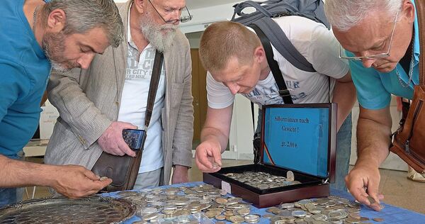 Wer suchet, der findet. Für Sammler von Münzen, Geldnoten und auch historischer Medaillen ist der Besuch der Münzmesse im Forum Wer suchet, der findet. Für Sammler von Münzen, Geldnoten und auch historischer Medaillen ist der Besuch der Münzmesse im Forum ein Muss.