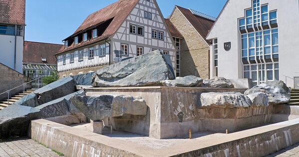 Er ist ortsbildprägend, wird aber wegen hoher Sanierungskosten trocken bleiben: der Schwieberdinger Rathausbrunnen. Er ist ortsbildprägend, wird aber wegen hoher Sanierungskosten trocken bleiben: der Schwieberdinger Rathausbrunnen.