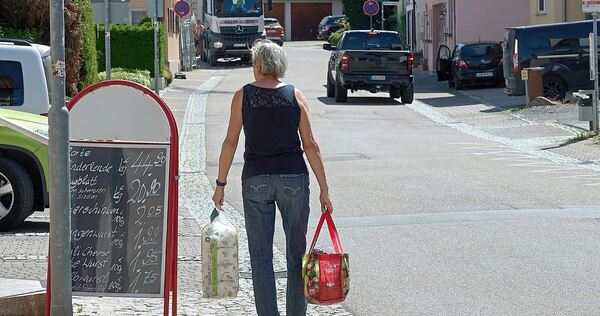 Einen richtigen Gehweg gibt es auf der Ilsfelder Straße in Ottmarsheim streckenweise nicht. Einen richtigen Gehweg gibt es auf der Ilsfelder Straße in Ottmarsheim streckenweise nicht.