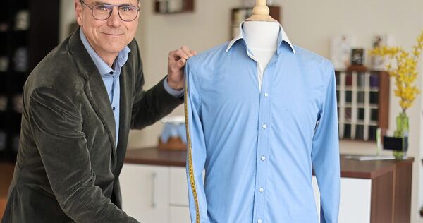 Ralph Schönhuber vertreibt seit Jahren maßgefertigte Kleidung für P. Hübscher&co aus der Schweiz. Ralph Schönhuber vertreibt seit Jahren maßgefertigte Kleidung für P. Hübscher&co aus der Schweiz.
