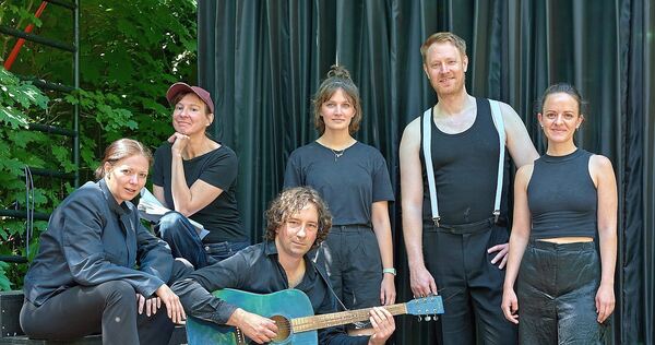 Nehmen sich alle Freiheiten: Intendantin und Regisseurin Christine Hofer (Zweite von links) und ihr „Hamlet“-Ensemble. Nehmen sich alle Freiheiten: Intendantin und Regisseurin Christine Hofer (Zweite von links) und ihr „Hamlet“-Ensemble.