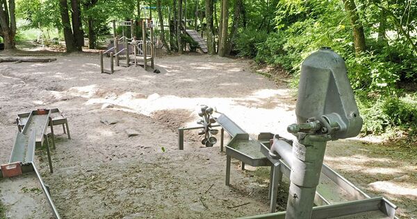 Ein Wasserspielplatz ohne Wasser? In Hoheneck ist ein Schaden durch mutwillige Zerstörung entstanden. Ein Wasserspielplatz ohne Wasser? In Hoheneck ist ein Schaden durch mutwillige Zerstörung entstanden.