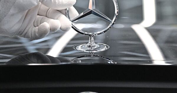 Letzte Handgriffe: Mercedes-Benz sieht die Arbeitskosten in den deutschen Werken als nicht wettbewerbsfähig an. Letzte Handgriffe: Mercedes-Benz sieht die Arbeitskosten in den deutschen Werken als nicht wettbewerbsfähig an.
