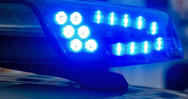 Einer mutigen Streifenwagenbesatzung gelingt es, das Fahrzeug gerade noch rechtzeitig anzuhalten. Einer mutigen Streifenwagenbesatzung gelingt es, das Fahrzeug gerade noch rechtzeitig anzuhalten.