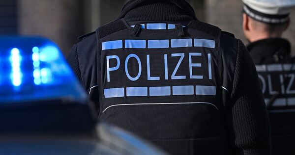 Nach der Tat ermittelt nun die Polizei und sucht Zeugen. Nach der Tat ermittelt nun die Polizei und sucht Zeugen.