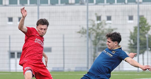 Enttäuscht über die verpasste Meisterschaft: Jens Krieger (links) und der FV Löchgau. Foto: Baumann Enttäuscht über die verpasste Meisterschaft: Jens Krieger (links) und der FV Löchgau.