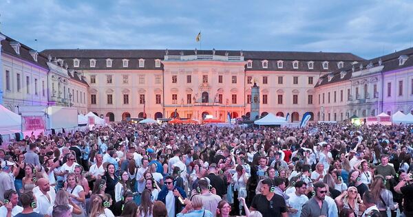 Die Stimmung ist ausgelassen, der Mittlere Schlosshof gleicht einer großen Freiluftdisco. Die Stimmung ist ausgelassen, der Mittlere Schlosshof gleicht einer großen Freiluftdisco.