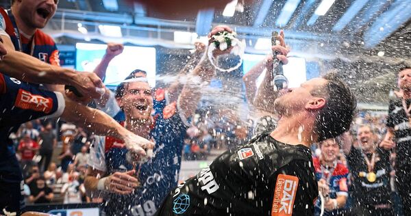 Wilde Szenen: HBW-Trainer Matthias Flohr mit einer geschichtsträchtigen Darbietung – die sich nur ein Spieler der SG BBM Bietigh Wilde Szenen: HBW-Trainer Matthias Flohr mit einer geschichtsträchtigen Darbietung – die sich nur ein Spieler der SG BBM Bietigheim anschauen kann.