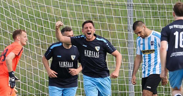 Jubel beim SVP: Jannik Hoffmann und Pattonville retten sich. Jubel beim SVP: Jannik Hoffmann und Pattonville retten sich.