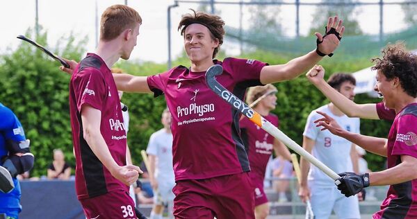 Nach dem Tor zum 2:1: Julius Pölz (Mitte) und Simon Fischer (rechts) bejubeln den Torschützen Lasse Fischer. Foto: Egbert Mayer- Nach dem Tor zum 2:1: Julius Pölz (Mitte) und Simon Fischer (rechts) bejubeln den Torschützen Lasse Fischer.
