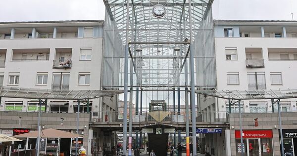 In der Nähe des Kornwestheimer Bahnhofs beleidigt ein Mann mehrere Menschen. In der Nähe des Kornwestheimer Bahnhofs beleidigt ein Mann mehrere Menschen.