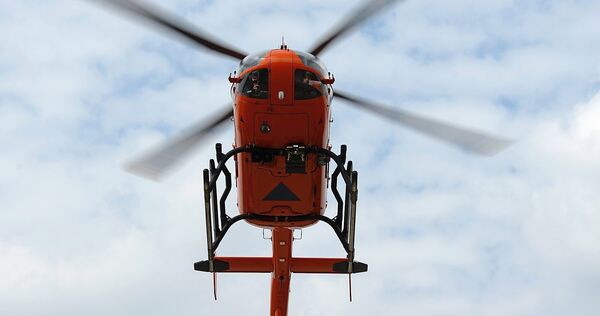 Mit einem Rettungshubschrauber wird der 48-Jährige ins Krankenhaus gebracht. Mit einem Rettungshubschrauber wird der 48-Jährige ins Krankenhaus gebracht.