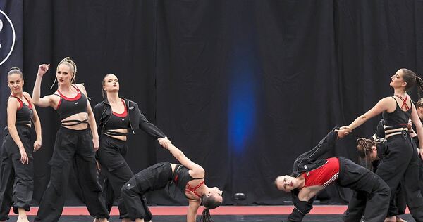 Die „Dance Works“ des 1. TC Ludwigsburg zeigen beim Bundesligaturnier in Kornwestheim ihre Choreografie. Foto: Baumann Die „Dance Works“ des 1. TC Ludwigsburg zeigen beim Bundesligaturnier in Kornwestheim ihre Choreografie.