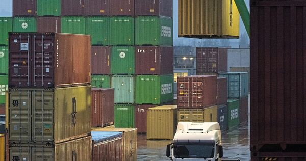 Gewaltige Gewichte: Am Stuttgarter Hafen werden Container umgeladen. Gewaltige Gewichte: Am Stuttgarter Hafen werden Container umgeladen.