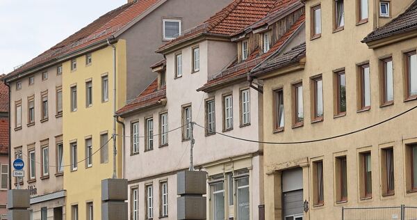 Blick auf die Fassaden an der Schlossstraße. Blick auf die Fassaden an der Schlossstraße.