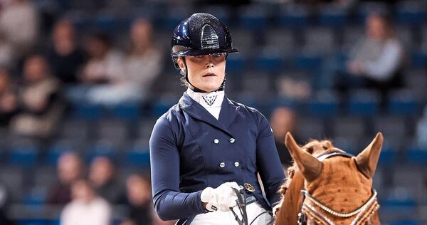 Hat fast ein Heimspiel am Monrepos: Carina Harnisch vom RFV Öhringen, hier beim German Masters 2025 in Stuttgart auf DSP Sheldon Hat fast ein Heimspiel am Monrepos: Carina Harnisch vom RFV Öhringen, hier beim German Masters 2025 in Stuttgart auf DSP Sheldon Cooper.