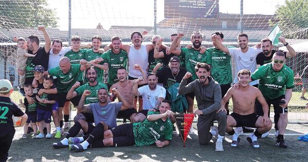Mit Zigarre und Meisterwimpel: Der TSV Grünbühl bejubelt den souveränen Titelgewinn in der Kreisliga A1 Enz/Murr. Foto: Baumann Screenreader