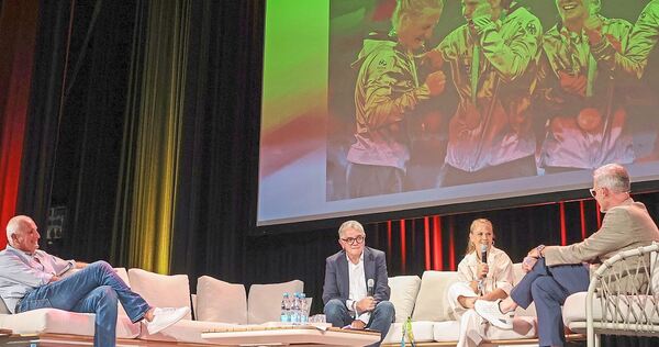 Fußballeinblicke aus dem Innenleben des Sports: Christoph Schickhardt, Roland Eitel und Leonie Maier im Gespräch mit Michael Ant Fußballeinblicke aus dem Innenleben des Sports: Christoph Schickhardt, Roland Eitel und Leonie Maier im Gespräch mit Michael Antwerpes (von links).