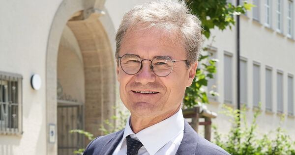 Schulleiter Christof Martin geht zum Ende des Schuljahres in den Ruhestand. Schulleiter Christof Martin geht zum Ende des Schuljahres in den Ruhestand.