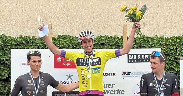Strahlender Sieger: Pascal Marggraf im Gelben Trikot. Foto: p Strahlender Sieger: Pascal Marggraf im Gelben Trikot.