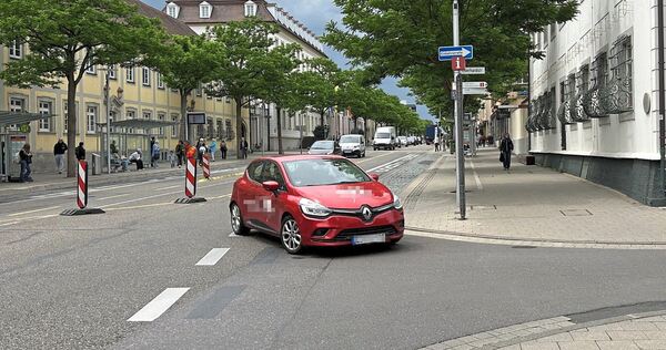 Etliche Autofahrer biegen jeden Tag illegal von der Wilhelmstraße nach links in die Körner- oder die Eberhardstraße ab. Etliche Autofahrer biegen jeden Tag illegal von der Wilhelmstraße nach links in die Körner- oder die Eberhardstraße ab.