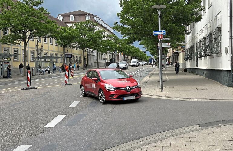Etliche Autofahrer biegen jeden Tag illegal von der Wilhelmstraße nach links in die Körner- oder die Eberhardstraße ab. Etliche Autofahrer biegen jeden Tag illegal von der Wilhelmstraße nach links in die Körner- oder die Eberhardstraße ab.