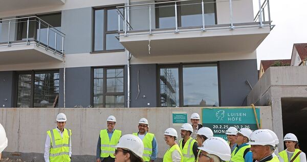Die Stadträte im Ausschuss für Umwelt und Technik besichtigen die Baustelle. Die Stadträte im Ausschuss für Umwelt und Technik besichtigen die Baustelle.
