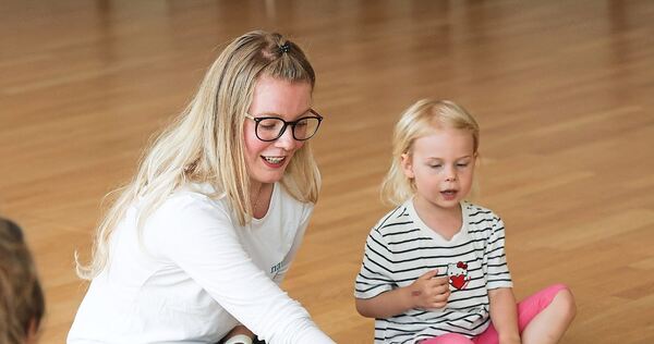Kursleiterin Nina Mahler – neben ihrer Tochter Malia – lässt eine Biene auf ihrem Fuß landen. Kursleiterin Nina Mahler – neben ihrer Tochter Malia – lässt eine Biene auf ihrem Fuß landen.