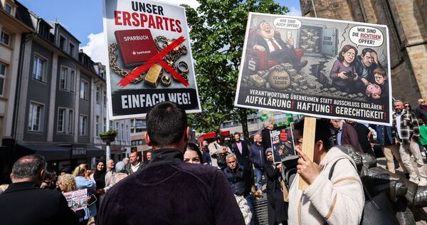 Protestkundgebung zum Sparkasseneinbruch in Gelsenkirchen Protestkundgebung zum Sparkasseneinbruch in Gelsenkirchen