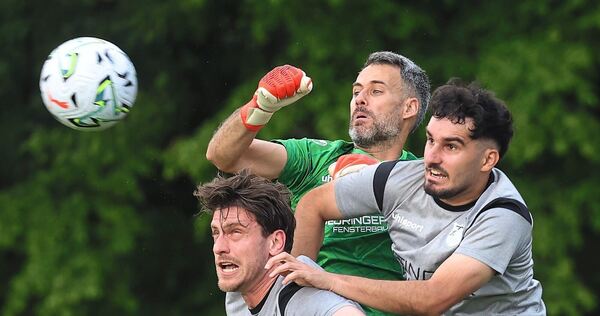 Empfingens Keeper Kevin Fritz (Mitte) geht gegen Janis Feufel (links) und Furkan Yumurtaoglu energisch zum Ball. Foto: Baumann Empfingens Keeper Kevin Fritz (Mitte) geht gegen Janis Feufel (links) und Furkan Yumurtaoglu energisch zum Ball.