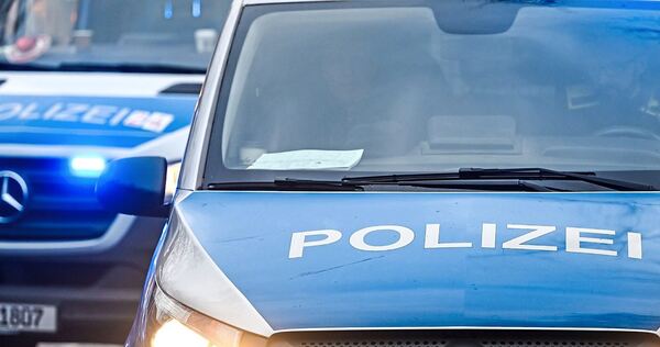 Die Polizei ermittelt wegen des Verdachts eines verbotenen Kraftfahrzeugrennens. Die Polizei ermittelt wegen des Verdachts eines verbotenen Kraftfahrzeugrennens.