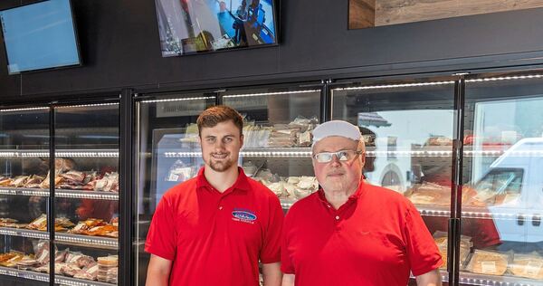 Yannik Schäufelin und sein Vater Walter haben ihre Metzgerei nun überwiegend auf Selbstbedienung umgestellt. Yannik Schäufelin und sein Vater Walter haben ihre Metzgerei nun überwiegend auf Selbstbedienung umgestellt.