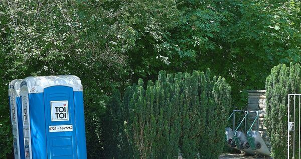 Diese beiden Dixi-Toiletten sind seit dem Brand vor einem Jahr die Notlösung auf dem Neuen Friedhof. Diese beiden Dixi-Toiletten sind seit dem Brand vor einem Jahr die Notlösung auf dem Neuen Friedhof.