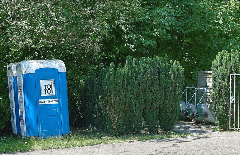 Diese beiden Dixi-Toiletten sind seit dem Brand vor einem Jahr die Notlösung auf dem Neuen Friedhof. Diese beiden Dixi-Toiletten sind seit dem Brand vor einem Jahr die Notlösung auf dem Neuen Friedhof.