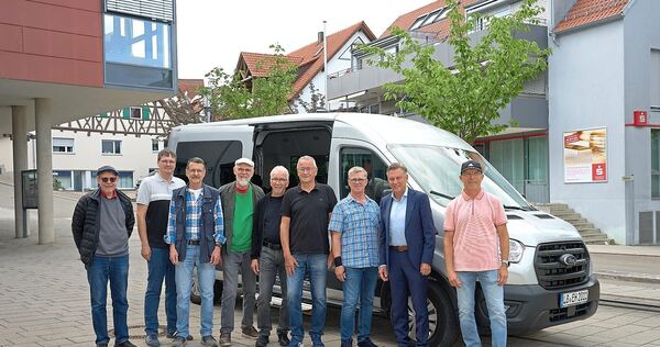 Der neue Ortsbus Erdi-Express: Bürgermeister Marcus Kohler (Zweiter von rechts), rechts neben ihm der Vorsitzende des Krankenpfl Der neue Ortsbus Erdi-Express: Bürgermeister Marcus Kohler (Zweiter von rechts), rechts neben ihm der Vorsitzende des Krankenpflegevereins, Hans-Georg Götz, inmitten der Busfahrer.