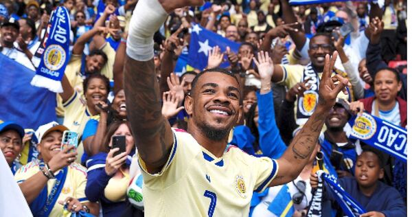 Juninho Bacuna, hier beim Testspiel gegen Schottland, zählt zu Curacaos bekanntesten Fußballern. Juninho Bacuna, hier beim Testspiel gegen Schottland, zählt zu Curacaos bekanntesten Fußballern.