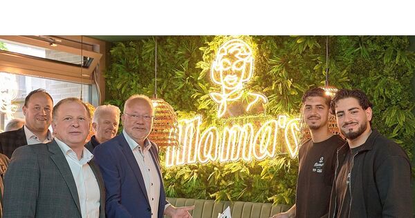 Achim Eckstein und Andreas Veit von der Wohnbau Ludwigsburg übergeben zur Eröffnung einen Hefezopf in Schlüsselform an die „Mama Achim Eckstein und Andreas Veit von der Wohnbau Ludwigsburg übergeben zur Eröffnung einen Hefezopf in Schlüsselform an die „Mama‘s Cafe“-Geschäftsführer Hüseyin Wahab und Mehdi Mohammed (von links).