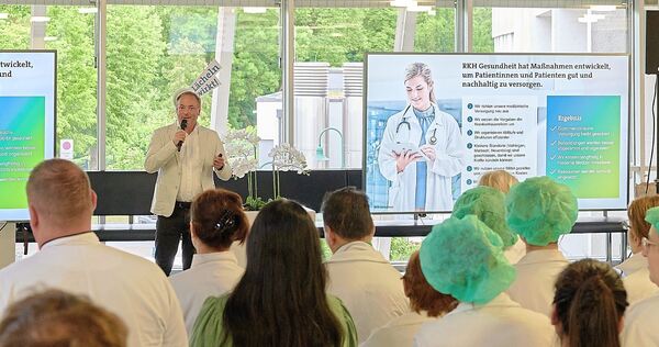 Knapp 50 Mitarbeitende der Klinik versammeln sich für den Aktionstag im Eingangsbereich. Knapp 50 Mitarbeitende der Klinik versammeln sich für den Aktionstag im Eingangsbereich.
