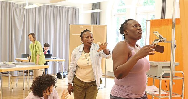 Proben für „Pistes, Pisten“ im Kunstzentrum Karlskaserne: „Das Verstehen über Sprachgrenzen hinweg stellt eine der Herausforderu Proben für „Pistes, Pisten“ im Kunstzentrum Karlskaserne: „Das Verstehen über Sprachgrenzen hinweg stellt eine der Herausforderungen unserer Zeit dar.“