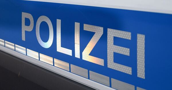 Der Polizei-Schriftzug auf einem Einsatzwagen. Der Polizei-Schriftzug auf einem Einsatzwagen.