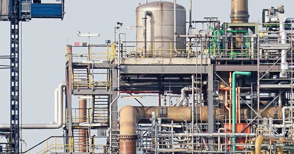 Weil parallel andere Bereiche gewachsen sind, sank der Anteil der 6,6 Millionen Industriebeschäftigten in der Industrie am gesam Weil parallel andere Bereiche gewachsen sind, sank der Anteil der 6,6 Millionen Industriebeschäftigten in der Industrie am gesamten Arbeitsmarkt in Deutschland von 22 Prozent im Jahr 2014 auf aktuell 19 Prozent.