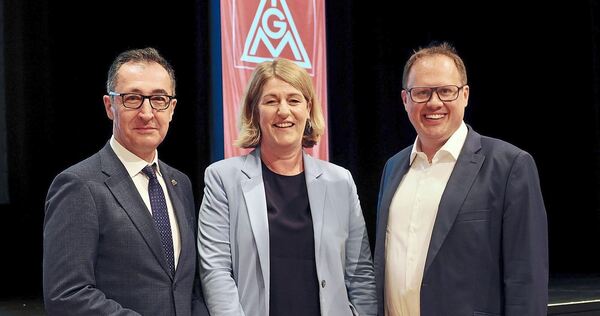 DGB-Landesvorsitzende Kai Burmeister (von rechts), Barbara Resch, IGM-Bezirksleiterin BW und Ministerpräsident Cem Özdemir. DGB-Landesvorsitzende Kai Burmeister (von rechts), Barbara Resch, IGM-Bezirksleiterin BW und Ministerpräsident Cem Özdemir.
