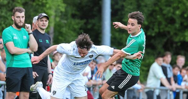 Auch noch den letzten Schritt machen wollen DJK-Trainer Lars Schweizer (hinten mit Kappe) und sein Team mit Jonathan Wolpert (re Auch noch den letzten Schritt machen wollen DJK-Trainer Lars Schweizer (hinten mit Kappe) und sein Team mit Jonathan Wolpert (rechts).